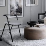 silla gris tubular ambientada